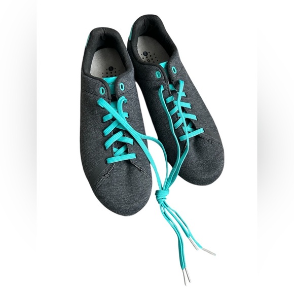 Shimano Shoes - Shimano Women’s SH-RT 400 Cycling Shoes w/clips Like new size EU 40/US 7.5-8